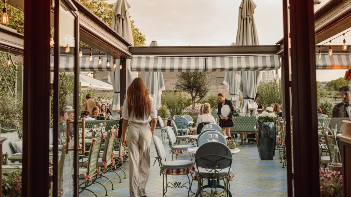 La Plage Parisienne : Une échappée gourmande et festive sur la Seine